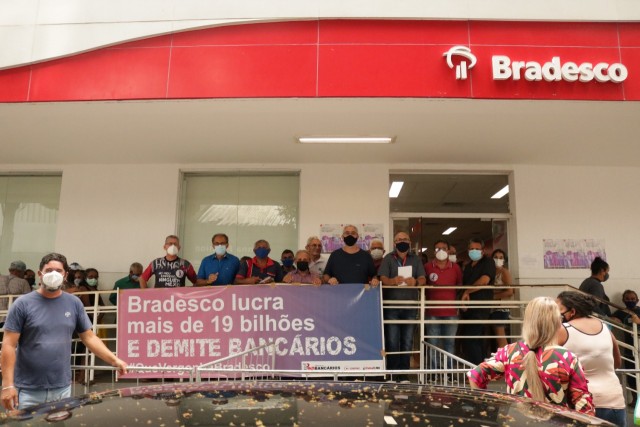 Sindicato realiza manifestação em frente ao Bradesco Centro contra assédio, metas abusivas e demissões