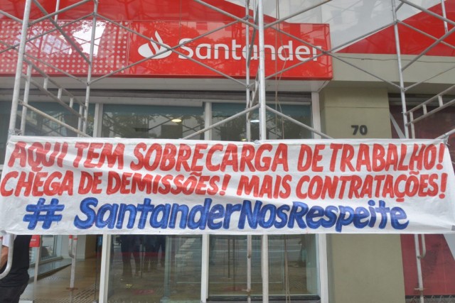 Bancários de todo o país protestam contra o Santander