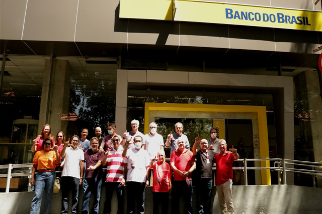 Manifestação marca aniversário do Banco do Brasil e defesa da democracia
