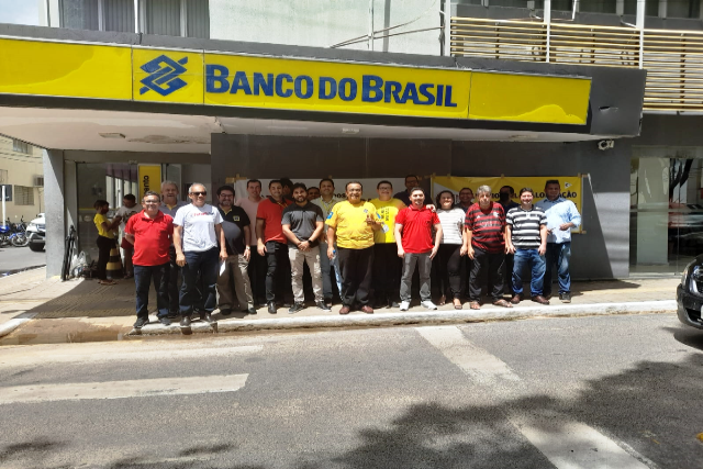 SEEBF/PI faz manifestação contra más condições de trabalho na agência BB de Parnaíba